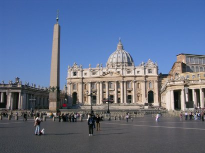 der Petersdom links der  25 m hohe Obelisk